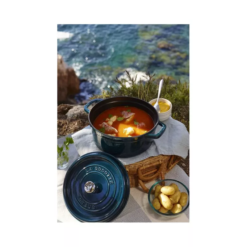Cocotte En Fonte Emaillée Ronde Staub Bleu La Mer Majolique D28 6.70L 15 Cocotte En Fonte Emaillée Ronde Staub Bleu La Mer Majolique D28 6.70L – Image 13