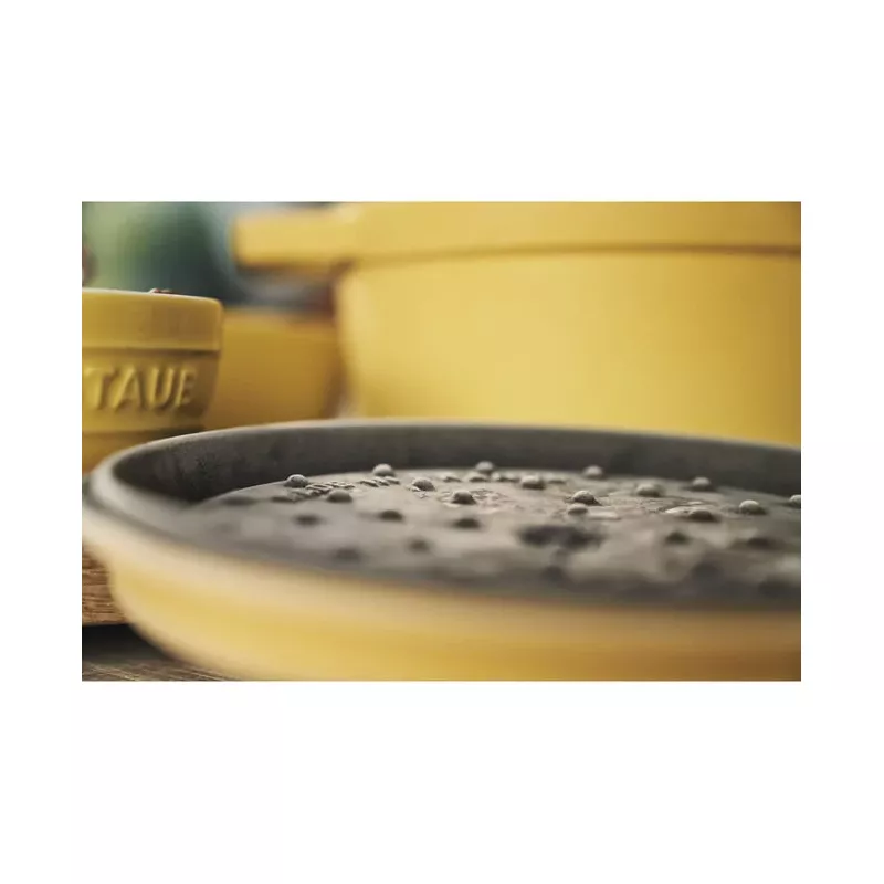Cocotte En Fonte Emaillée Ronde Staub JAUNE CITRON D28 6.70L 6 Cocotte En Fonte Emaillée Ronde Staub JAUNE CITRON D28 6.70L – Image 4