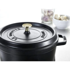 Cocotte En Fonte Emaillée Ronde Staub NOIR D26 5.25L 26 Cocotte En Fonte Emaillée Ronde Staub NOIR D26 5.25L -Staub Soldes Magasin cocotte en fonte emaillee ronde staub noir d26 525l 4