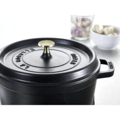 Cocotte En Fonte Emaillée Ronde Staub NOIR D28 6.70L 32 Cocotte En Fonte Emaillée Ronde Staub NOIR D28 6.70L -Staub Soldes Magasin cocotte en fonte emaillee ronde staub noir d28 670l 10