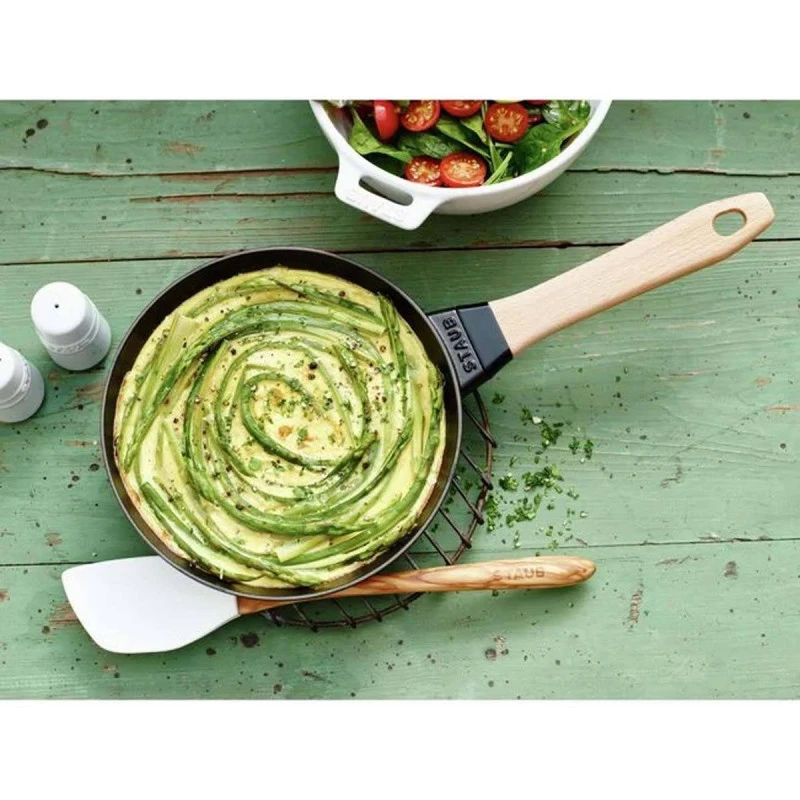 Poêle En Fonte émaillée Noire Manche Bois D20 STAUB 6 Poêle En Fonte émaillée Noire Manche Bois D20 STAUB – Image 4